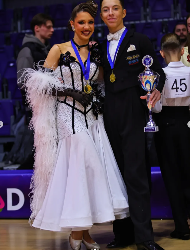 Максим и Есения с медалями и кубком на турнире Triad Cup 2026